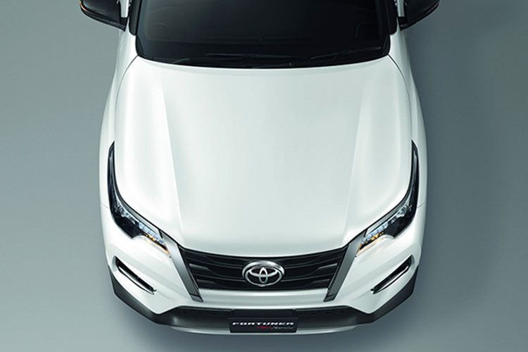 Bên ngoài, Toyota Fortuner TRD Sportivo 2 có thiết kế táo bạo hơn hẳn phiên bản tiêu chuẩn. Hãng Toyota đã bổ sung cản trước tái thiết kế, tích hợp hốc đèn sương mù cải tiến và lưới tản nhiệt nâng cấp cho Fortuner TRD Sportivo 2. Trong đó, lưới tản nhiệt được sơn màu đen ánh kim hầm hố và hốc đèn sương mù có thêm chi tiết mạ crôm trang trí.