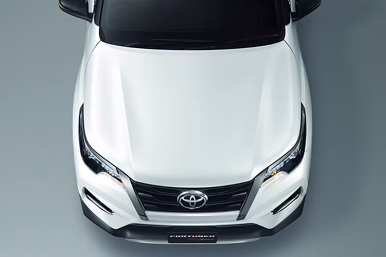 Bên ngoài, Toyota Fortuner TRD Sportivo 2 có thiết kế táo bạo hơn hẳn phiên bản tiêu chuẩn. Hãng Toyota đã bổ sung cản trước tái thiết kế, tích hợp hốc đèn sương mù cải tiến và lưới tản nhiệt nâng cấp cho Fortuner TRD Sportivo 2. Trong đó, lưới tản nhiệt được sơn màu đen ánh kim hầm hố và hốc đèn sương mù có thêm chi tiết mạ crôm trang trí.