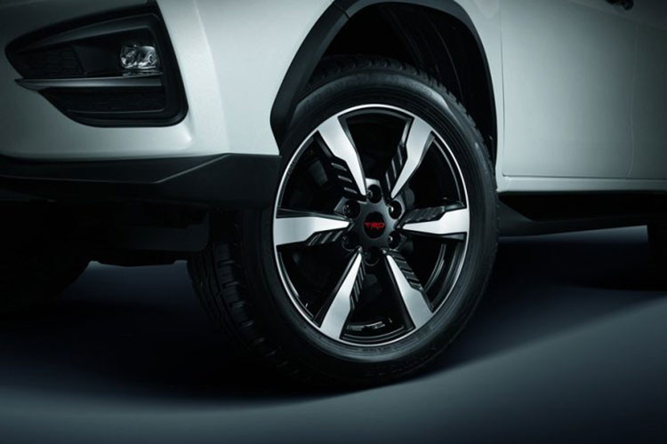 Bên sườn của Toyota Fortuner TRD Sportivo 2 phiên bản mới này sẽ xuất hiện bộ vành hợp kim 20 inch với thiết kế 6 chấu mới và được phối hai tông màu thể thao hơn, nằm trong bộ lốp có kích cỡ 265/50.