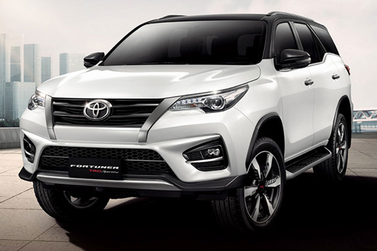 Được gọi bằng cái tên Toyota Fortuner TRD Sportivo 2, mẫu SUV mang thiết kế thể thao này sẽ chính thức ra mắt thị trường Thái Lan vào cuối tháng 11/2018. So với phiên bản cũ, Toyota Fortuner TRD Sportivo 2 sở hữu một số thay đổi trong thiết kế nội - ngoại thất.