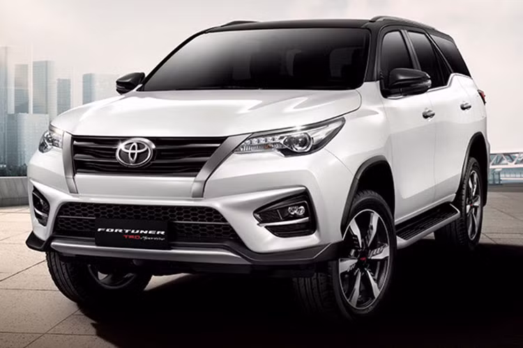 Được gọi bằng cái tên Toyota Fortuner TRD Sportivo 2, mẫu SUV mang thiết kế thể thao này sẽ chính thức ra mắt thị trường Thái Lan vào cuối tháng 11/2018. So với phiên bản cũ, Toyota Fortuner TRD Sportivo 2 sở hữu một số thay đổi trong thiết kế nội - ngoại thất.