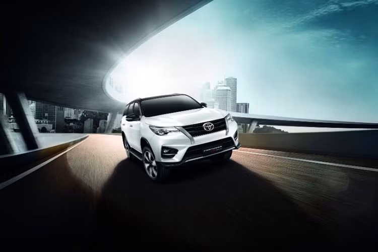 Tại thị trường Thái Lan, Toyota Fortuner TRD Sportivo 2 sẽ có 4 bản là 2.8 Sportivo 2WD màu trắng nóc đen, 2.8 Sportivo 4WD màu trắng nóc đen, 2.8 TRD Sportivo 2WD màu đen và 2.8 TRD Sportivo 4WD màu đen. Giá xe Toyota Fortuner phiên bản thể thao mới sẽ dao động từ 1,699 - 1,789 triệu Baht (khoảng 1,19 - 1,26 tỷ đồng).