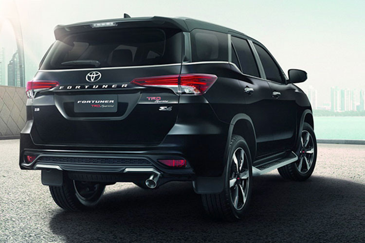 Sức mạnh được truyền tới bánh thông qua hộp số tự động 6 cấp. Phiên bản Toyota Fortuner TRD Sportivo 2 mới này sẽ có cả hệ dẫn động cầu trước hoặc 4 bánh với hệ thống treo cải tiến, đi kèm lò xo trụ.