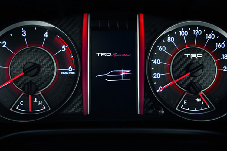 Đằng sau Fortuner TRD Sportivo 2 cũng chỉ có một số thay đổi nhỏ như cản va, ống xả bằng thép không gỉ TRD và một số chi tiết mạ crôm trang trí. Thêm vào đó là cửa cốp sau chỉnh điện hiện đại hơn. Logo "TRD Sportivo" ở bên phải của cửa cốp là dấu hiệu nhận biết rõ ràng nhất.