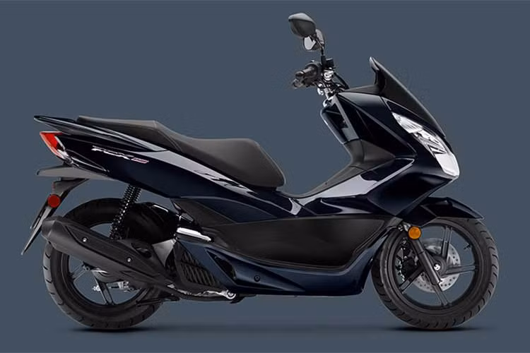 Tại thị trường Việt Nam - mẫu xe ga Honda PCX 125 mới sẽ có giá 56,49 triệu đồng trong khi PCX150 lần đầu được bán ra sẽ có giá 70,49 triệu đồng. Tất cả sẽ có mặt tại đại lý ủy quyền trên toàn quốc từ ngày 15/01/2018. Xe có chế độ bảo hành 3 năm hoặc 30.000 km tùy theo điều kiện nào đến trước.