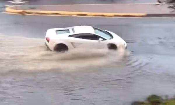 Lamborghini màu trắng vượt nước lũ như “tàu ngầm” do kênh truyền hình NBC 7 San Diego đăng lên mạng đã khiến nhiều người xôn xao.