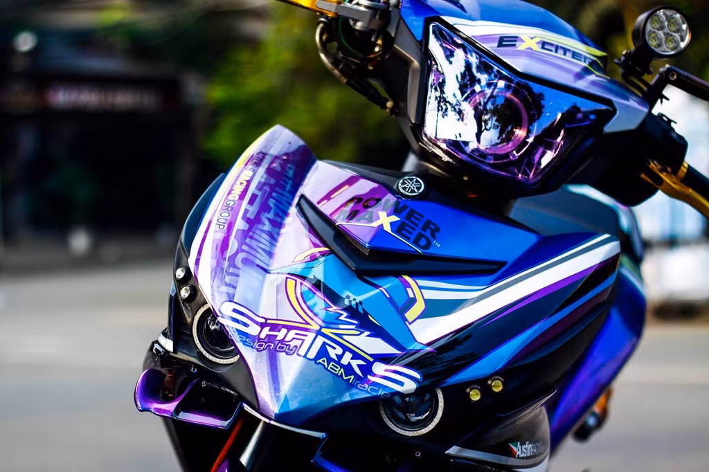 Dựa theo ý tưởng cá mập trên mẫu nón AGV của tay đua môtô Gp đình đám Valentino Rossi, dàn vỏ xe được thay mới hoàn toàn từ chất liệu dán đề can sang chất liệu sơn, phong cách mới đầy phá cách và khác biệt này cũng theo đúng sở thích của chủ xe.