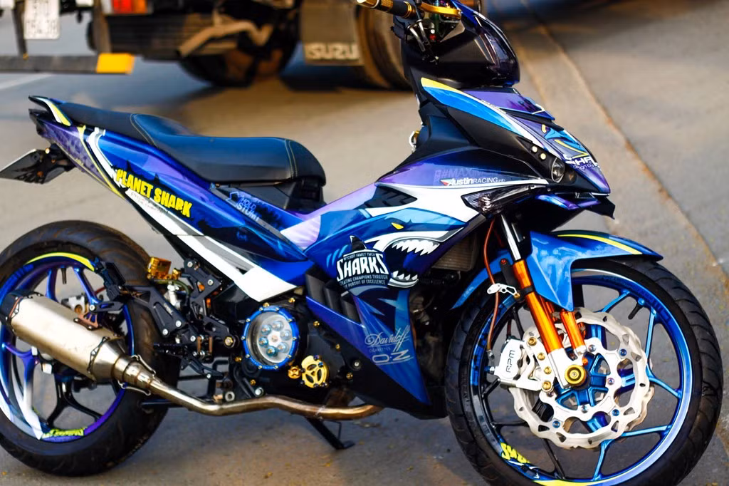 Xe gắn loạt đồ chơi khá ấn tượng như phuộc trước DPM, đèn trợ sáng L4, mâm Asio, lốp cỡ lớn, đĩa Galfer, ngàm phanh RPM, lốc nồi Ducati trong suốt, bình dầu Titanium, gương Elisse, tay thắng CRG hay bao tay Rizoma Lux... Cùng ống xả độ giúp cho chiếc xe mạnh hơn, tiếng nổ chất hơn.