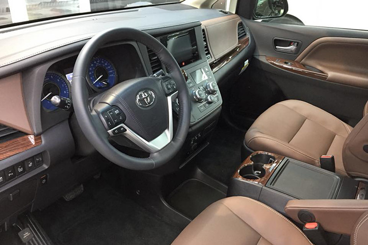 Không gian nội thất của Sienna 2015 sử dụng các chất liệu da, ốp gỗ, nhựa và mạ kim loại. Thiết kế cụm điều khiển trung tâm khá đơn giản, tiện dụng cho người điều khiển. Hàng ghế phía trước điều chỉnh điện. Cửa gió điều hoà độc lập. Chính giữa bảng điều khiển trung tâm được trang bị màn hình cảm ứng kích thước 6 inch, đây là trang bị tiêu chuẩn trên toàn bộ các phiên bản.