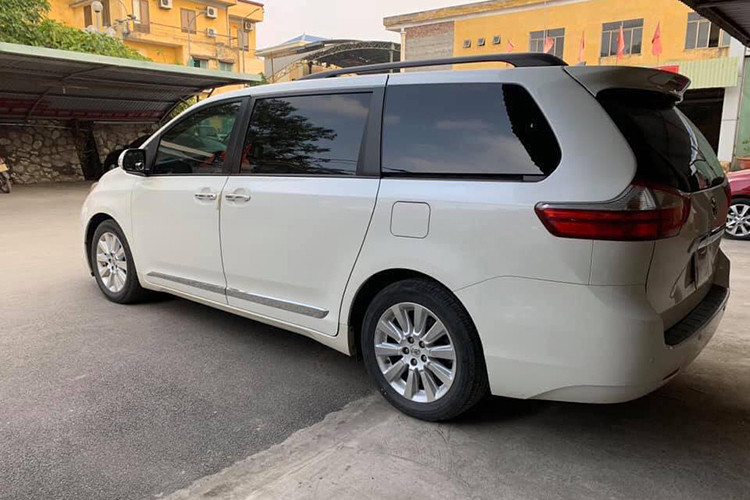Chiếc xe trong bài viết này đang được chủ nhân rao bán lại là chiếc xe Toyota Sienna Limited, được nhập khẩu nguyên chiếc tại Mỹ vào năm 2016. Được sản xuất chủ yếu dành cho thị trường Mỹ từ năm 1997, Toyota Sienna đã được nhiều khách hàng ưa chuộng khi lựa chọn xe cho gia đình, đặc biệt khi có đông trẻ nhỏ do cực tiện dụng và nội thất rộng rãi và không kém phần hiện đại.