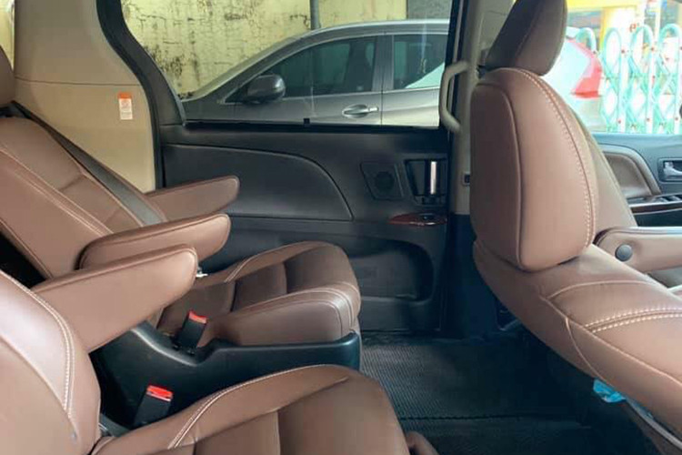 Xe được trang bị 2 cửa sổ trời với cửa sổ phía sau lớn hơn. Hàng ghế thứ 2 của xe được thiết kế tách rời, điều chỉnh cơ lên, xuống, gập lại cùng giá đỡ chân tiện dụng. Hàng ghế thứ 3 gồm 3 ghế có thiết kế 60 – 40 điều chỉnh điện hoàn toàn và có thể gập phẳng để mở rộng không gian chứa đồ phía sau bằng công tắc điện khá dễ dàng.