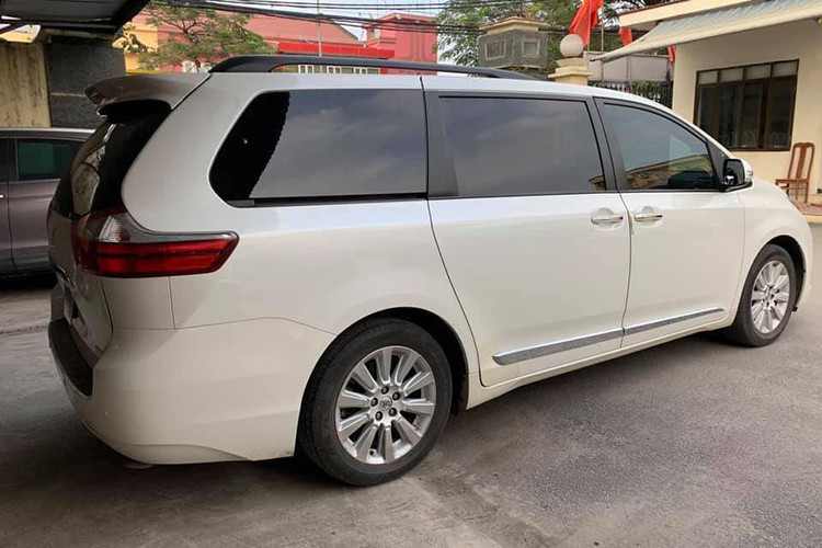 Xe có chiều dài 5.085 mm, rộng 1.986 mm và cao 1.750 mm. Trục cơ sở xe ở mức 3.030 mm. Mặt trước xe nổi bật với kiểu dáng thiết kế theo hình chữ V. Lưới tản nhiệt làm từ kim loại mạ chrome sáng, đèn pha thiết kế liền khối với lưới tản nhiệt kết hợp cùng dải đèn LED chạy ngày. Đuôi xe nổi bật với lưới đèn hậu lớn, mâm xe 18 inch 10 chấu, lốp trước và sau có chung kích thước P235/55.