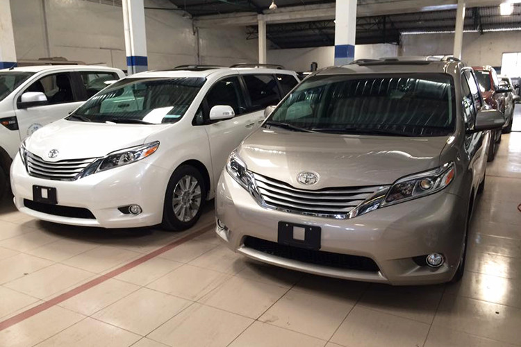 Hiện tại giá xe Toyota Sienna Limited 2016 đã qua sử dụng đang được bán khoảng 3,1 tỷ đồng tại Hà Nội. So với thời điểm mua, chiếc xe có mức khấu hao khoảng 300 triệu đồng. Mức giá bán xe cũ ở thời điểm hiện tại rẻ hơn 1 tỷ đồng nếu so với Toyota Sienna phiên bản 2018 về tới Việt Nam được các nhà phân phối tư nhân chào bán 4,3 tỷ. 