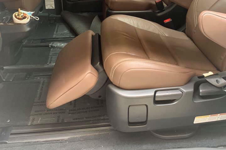 Một điểm độc đáo của nội thất Toyota Sienna là ghế có thể ngửa sâu ra sau và có chỗ để chân dành cho du khách nghỉ ngơi sau mỗi quãng đường dài không hề kém một ghế ngồi hạng sang trên máy bay thương mại. Xe cũng được trang bị radar phát hiện các điểm mù trên đường và phát ra tín hiệu cảnh báo, đi kèm các công nghệ an toàn khác hiện đại khác của hãng xe ôtô Toyota... 