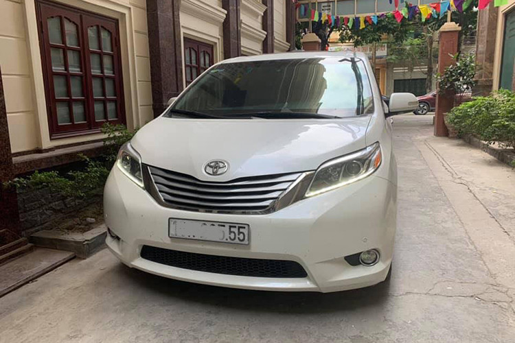 Trên mẫu MPV Toyota Sienna Limited 2016 này, xe có thiết kế không thay đổi nhiều so với các phiên bản trước đó và thậm chí là cả hiện tại. Nó vẫn có ngoại hình khá vuông vức, thêm một chút đường cong so với trước, nhưng theo đánh giá của nhiều người dùng thì nó đem lại sự mạnh mẽ, cá tính đặc biệt dành cho phái mạnh.