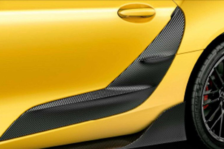 Sau khi được trang bị gói độ bodykit sợi carbon và vành xe, chiếc Toyota Supra 2020 mới mang ngoại hình ngầu hơn, nhẹ hơn so với trước. Tuy nhiên trang bị bên trong và khối động cơ vẫn không đổi.