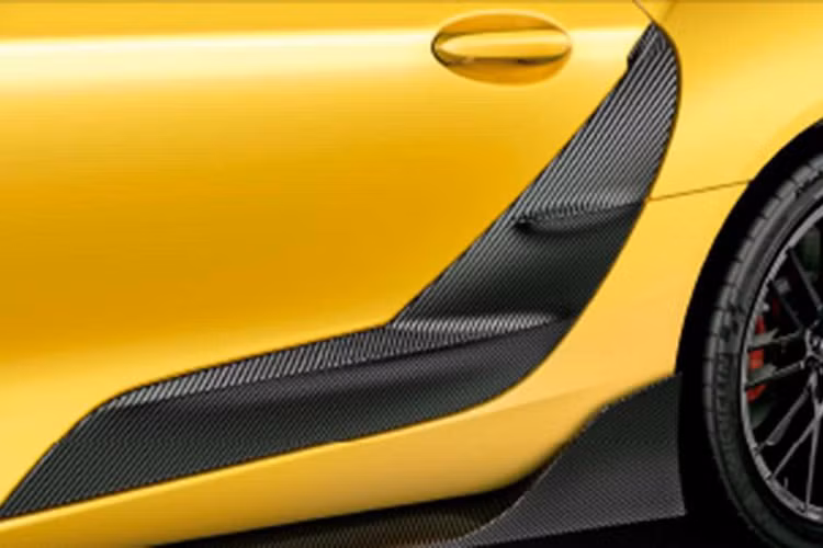 Sau khi được trang bị gói độ bodykit sợi carbon và vành xe, chiếc Toyota Supra 2020 mới mang ngoại hình ngầu hơn, nhẹ hơn so với trước. Tuy nhiên trang bị bên trong và khối động cơ vẫn không đổi.