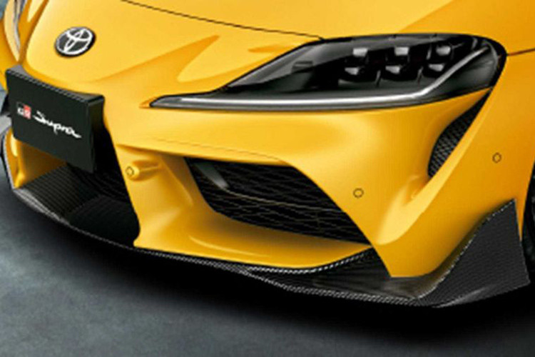 Cụ thể, hãng độ TRD Toyota đã sử dụng nhựa gia cố sợi carbon cho tất cả các bộ phận mới của bodykit bao gồm bộ chia gió trước, ốp bệ cửa, viền góc phía sau, trang trí trên cánh cửa và cánh gió trên nắp cốp giúp gia tăng tính khí động học ho mẫu xe này.