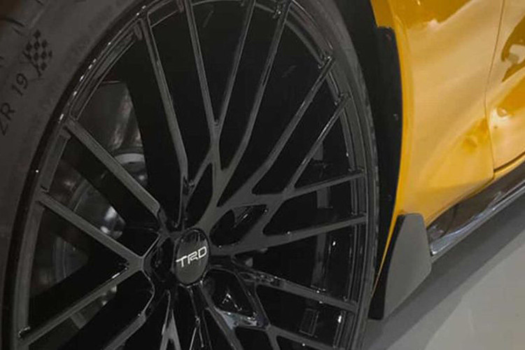 Ngoài ra, chiếc bản độ Toyota Supra 2020 coupe thể thao còn được lắp đặt thêm bộ la-zăng rèn kích cỡ 19 inch với 20 chấu thể thao, với chiều rộng 9 inch ở phía trước và 10 inch ở phía sau.