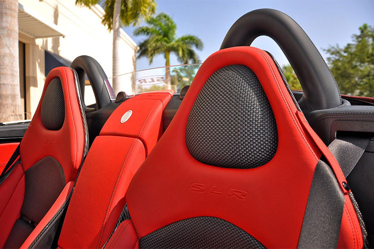 Khoang nội thất Mercedes SLR Roadster sang trọng với tông màu đen – đỏ chủ đạo tương tự “đàn anh” Mercedes 300 SL. Cabin được bọc da cao cấp Alcantara cùng các ốp trang trí làm bằng sợi carbon giúp tăng tính sang trọng và thể thao cho chiếc xe. Bên trong khoang lái vẫn là Vô-lăng thể thao đa chức năng, tích hợp cần chuyển số.