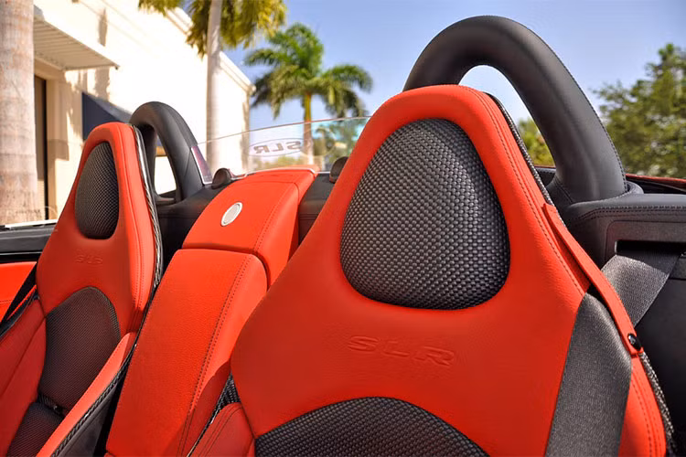 Khoang nội thất Mercedes SLR Roadster sang trọng với tông màu đen – đỏ chủ đạo tương tự “đàn anh” Mercedes 300 SL. Cabin được bọc da cao cấp Alcantara cùng các ốp trang trí làm bằng sợi carbon giúp tăng tính sang trọng và thể thao cho chiếc xe. Bên trong khoang lái vẫn là Vô-lăng thể thao đa chức năng, tích hợp cần chuyển số.