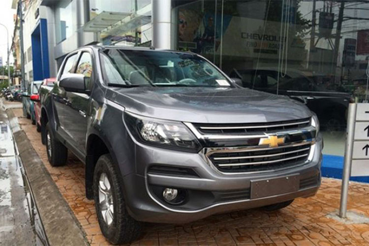 Theo thông tin từ đại lý, phiên bản Chevrolet Colorado số tự động 1 cầu mới này sẽ có trang bị giống hệt so với phiên bản số sàn 2.5 4×2 MT LT đang bán ra. Sự khác biệt chỉ ở hộp số tự động 6 cấp, thay vì số sàn.
