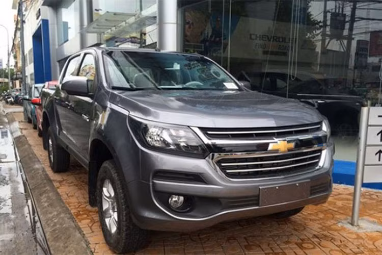 Theo thông tin từ đại lý, phiên bản Chevrolet Colorado số tự động 1 cầu mới này sẽ có trang bị giống hệt so với phiên bản số sàn 2.5 4×2 MT LT đang bán ra. Sự khác biệt chỉ ở hộp số tự động 6 cấp, thay vì số sàn.