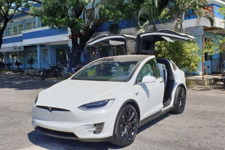Tại thị trường quê nhà Mỹ, Tesla Model X có 5 bản trang bị khác nhau là 60D, 75D, 90D, P90D và P100D. Giá bán khởi điểm của xe ở thị trường Mỹ là 74.000 USD (tương đương 1,65 tỷ đồng). Theo giới thạo tin, sau khi nhận đủ loại thuế, phí và được ra biển trắng tại Việt Nam giá xe Tesla Model X P100D này sẽ đội lên khoảng 9 tỷ đồng.