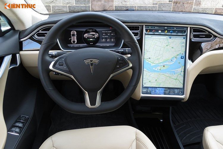 Nếu muốn có thông số ấn tượng trên, chiếc SUV điện này phải được kích hoạt ở chế độ Ludicrous từ đó cụm pin 100 kWh mới hoạt động hết công suất. Chỉ tính riêng cụm pin 100 kWh cũng có thể giúp chiếc SUV điện Tesla Model X P100D này tại Việt Nam hoàn thành quãng đường dài 289 dặm, tương đương 542 km rồi mới phải sạc lại đầy trở lại.