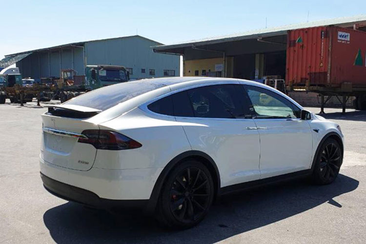 So với 3 chiếc xe ôtô điện Tesla Model X P100D còn lại đã được đưa về nước trước đó đều mang ngoại thất màu đen bóng, mẫu SUV điện mới cập bến Việt Nam này có ngoại thất sơn màu trắng độc nhất vô nhị.