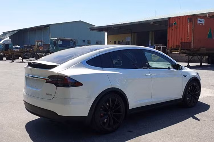So với 3 chiếc xe ôtô điện Tesla Model X P100D còn lại đã được đưa về nước trước đó đều mang ngoại thất màu đen bóng, mẫu SUV điện mới cập bến Việt Nam này có ngoại thất sơn màu trắng độc nhất vô nhị.