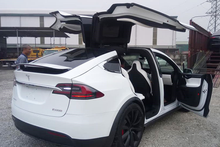 Tesla Model X P100D mới cập bến Việt Nam chỉ mất khoảng thời gian 3 giây để có thể tăng tốc lên 100 km/h từ vị xuất phát, đây là con số khá ấn tượng trên một chiếc SUV. Khoảng thời gian tăng tốc 0-100km/h của Tesla Model X P100D còn tương đương một số siêu xe như Ferrari F12 Berlinetta hay Lamborghini Aventador LP700-4.