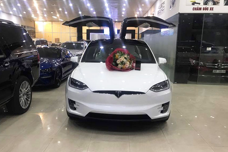 Thông tin về việc một chiếc xe ôtô điện Tesla Model X màu trắng phiên bản cao cấp nhất P100D cập bến Việt Nam gần đây đã gây xôn xao trên mạng xã hội. Sau quá trình "khui công" tại cảng, chiếc Tesla Model X P100D này đã được vận chuyển về một showroom công ty nhập khẩu tư nhân Hà Nội vào cuối tuần vừa qua.