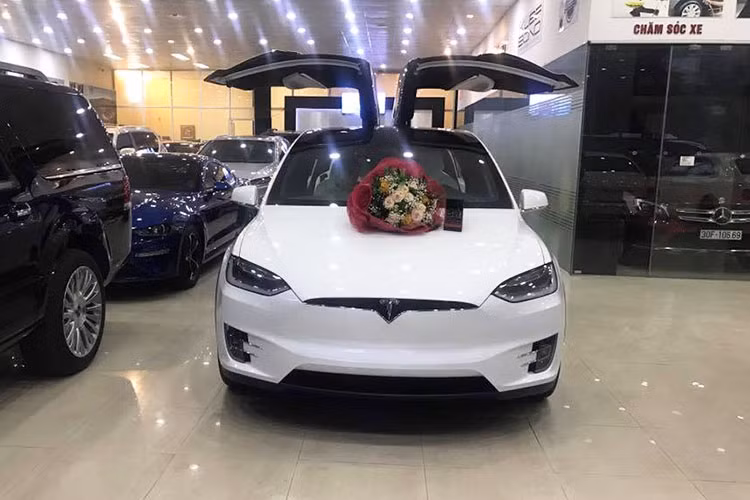Thông tin về việc một chiếc xe ôtô điện Tesla Model X màu trắng phiên bản cao cấp nhất P100D cập bến Việt Nam gần đây đã gây xôn xao trên mạng xã hội. Sau quá trình "khui công" tại cảng, chiếc Tesla Model X P100D này đã được vận chuyển về một showroom công ty nhập khẩu tư nhân Hà Nội vào cuối tuần vừa qua.