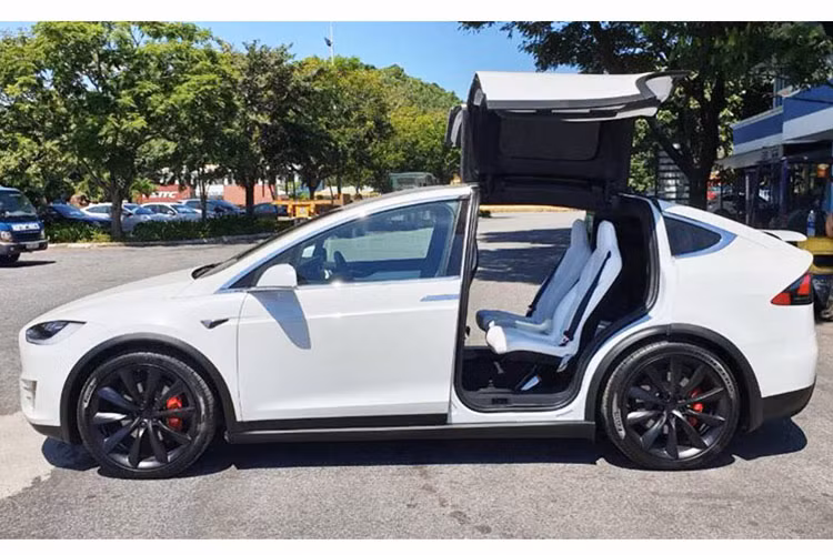 SUV điện Tesla Model X P100D màu trắng độc nhất Việt Nam còn có các ghế ngồi bọc da màu trắng phau đẹp mắt. Điểm nhất có thể kể đến như mặt lưng ghế, dây an toàn hay thành cửa hoành thành với màu đen. Phía trước khoang lái có bảng táp lô và bảng điều khiển trung tâm được phối 2 tông màu tưởng phản là trắng và đen