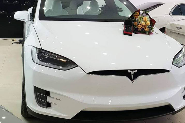 Ngay khi về Hà Nội, chiếc SUV điện Tesla Model X P100D đã được đại diện công ty nhập khẩu này tổ chức buổi lễ bàn giao cho chủ nhân. Theo một số nguồn tin, chiếc Tesla Model X P100D màu trắng được một người chồng mua tặng cho vợ nhân dịp ngày phụ nữ Việt Nam 20/10.
