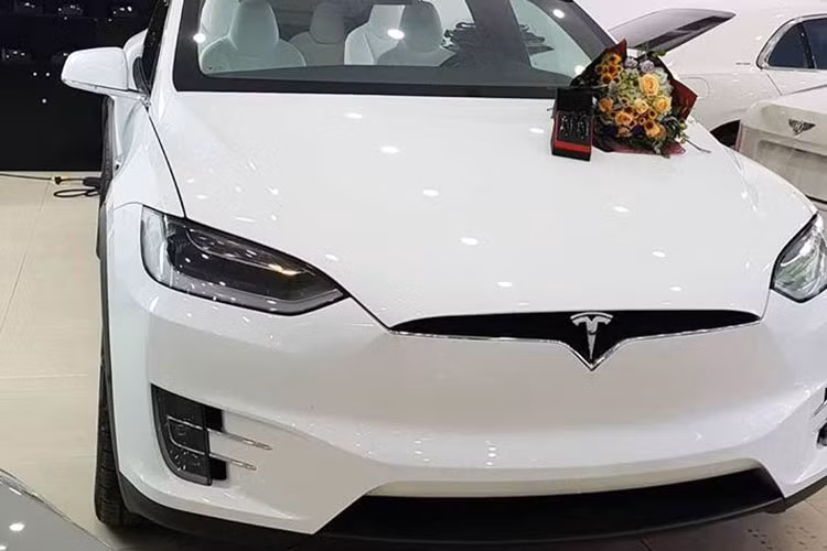 Ngay khi về Hà Nội, chiếc SUV điện Tesla Model X P100D đã được đại diện công ty nhập khẩu này tổ chức buổi lễ bàn giao cho chủ nhân. Theo một số nguồn tin, chiếc Tesla Model X P100D màu trắng được một người chồng mua tặng cho vợ nhân dịp ngày phụ nữ Việt Nam 20/10.