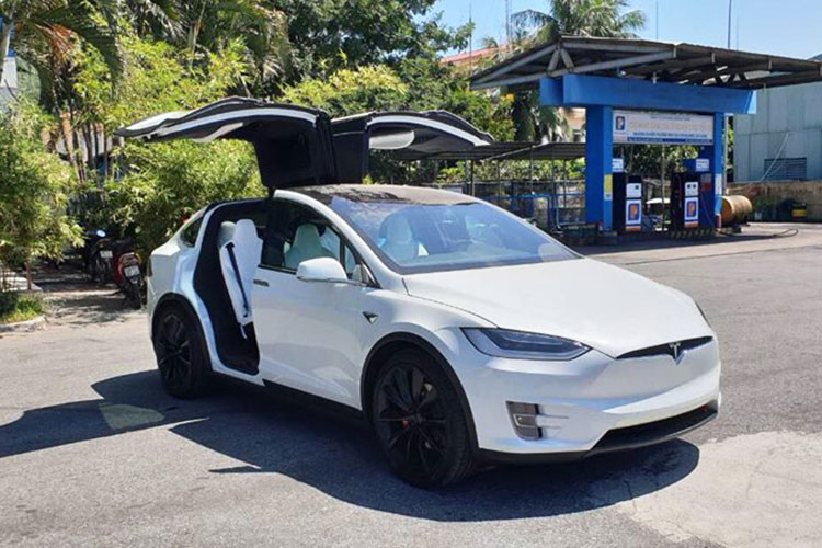 Hiện đây là chiếc xe ôtô điện Tesla Model X tiền tỷ thứ 5 có mặt tại thị trường Việt Nam, đồng thời cũng là chiếc thứ 4 thuộc phiên bản cao cấp nhất là P100D. Chiếc duy nhất còn lại thuộc bản Model X P90D cũ hơn.
