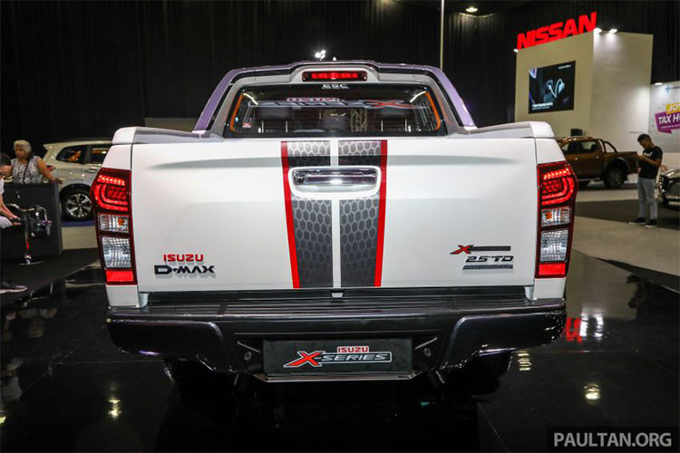 Phần đầu xe không thay đổi so với trước, đèn pha trước và sau có màu đen khói sang trọng, riêng đèn sau được trang bị công nghệ LED. Màu sắc cho xe chỉ giới hạn màu trắng Silky Pearl White và đen Stallion Black Metallic.