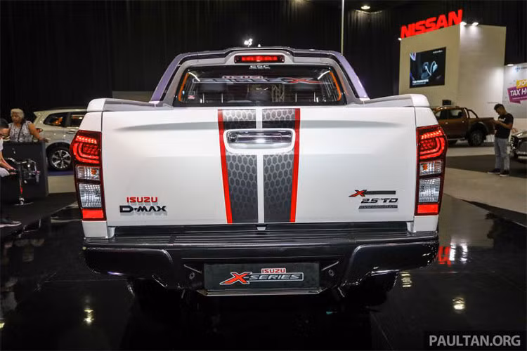 Phần đầu xe không thay đổi so với trước, đèn pha trước và sau có màu đen khói sang trọng, riêng đèn sau được trang bị công nghệ LED. Màu sắc cho xe chỉ giới hạn màu trắng Silky Pearl White và đen Stallion Black Metallic.