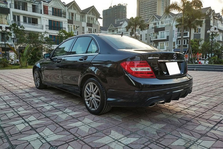 Ngoài ra thân của chiếc xe Mercedes-Benz C230 cũng khá hầm hố với cụm la-zăng 7 chấu kép, cụm gương chiếu hậu vuông vức mạnh mẽ. Cụm ống xả đôi phía sau cũng hoàn thiện tổng thể ngoại thất đậm chất thể thao.