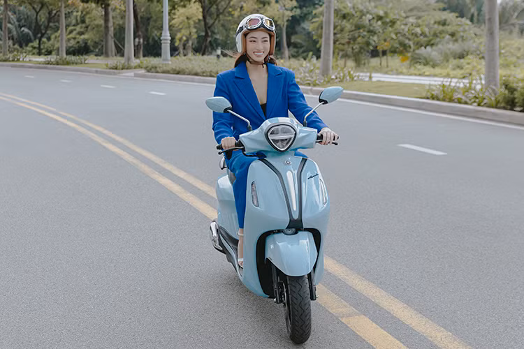Hoa hau Luong Thuy Linh lua chon Yamaha Grande Hybrid du lich he-Hinh-2