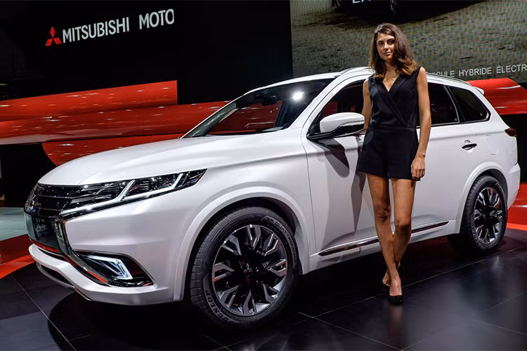 Mitsubishi Outlander PHEV là một trong những chiếc xe hybird chạy nhất Châu Âu liên tục trong các năm 2015, 2016 và 2017. Cho đến nay, Mitsubishi đã bán ra hơn 100.000 tại Châu Âu và hơn 140.000 chiếc trên toàn thế giới. Mitsubishi sẽ mang Outlander PHEV 2019 đến triển lãm Geneva Motor Show 2018 cùng với mẫu concept e-Evolution.