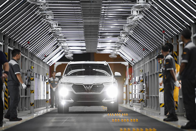Sau các bước kiểm tra cuối cùng, khách hàng đích thân điều khiển xe rời khỏi băng chuyền nhà xưởng, và tiến ra đường chạy thử để trải nghiệm.