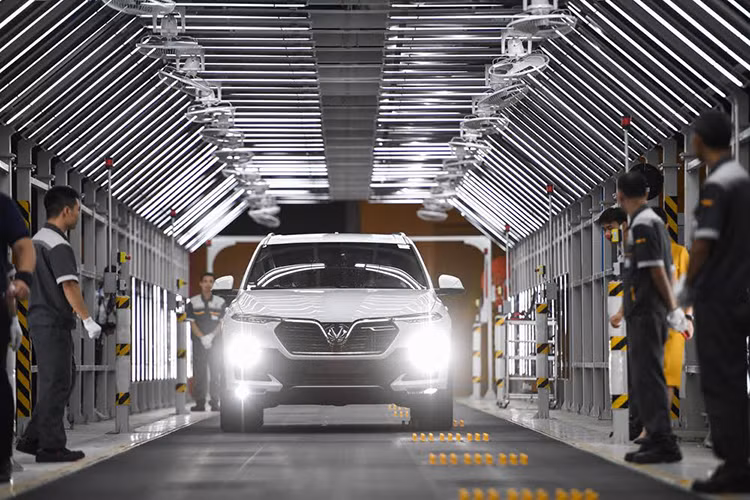 Sau các bước kiểm tra cuối cùng, khách hàng đích thân điều khiển xe rời khỏi băng chuyền nhà xưởng, và tiến ra đường chạy thử để trải nghiệm.