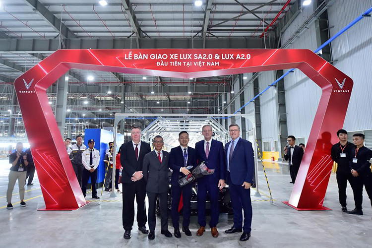Sáng ngày 28/7, tại nhà máy sản xuất ôtô VinFast, khu công nghiệp Đình Vũ – Cát Hải (Hải Phòng) - hai "Ngôi sao mới" của ôtô thế giới 2018 - VinFast LUX SA 2.0 và LUX A2.0 đã chính thức được bàn giao cho khách hàng. Đây là 9 chiếc xe khởi đầu cho lô 200 xe sẽ được lần lượt bàn giao đợt 1, theo tiến độ cam kết của nhà sản xuất.