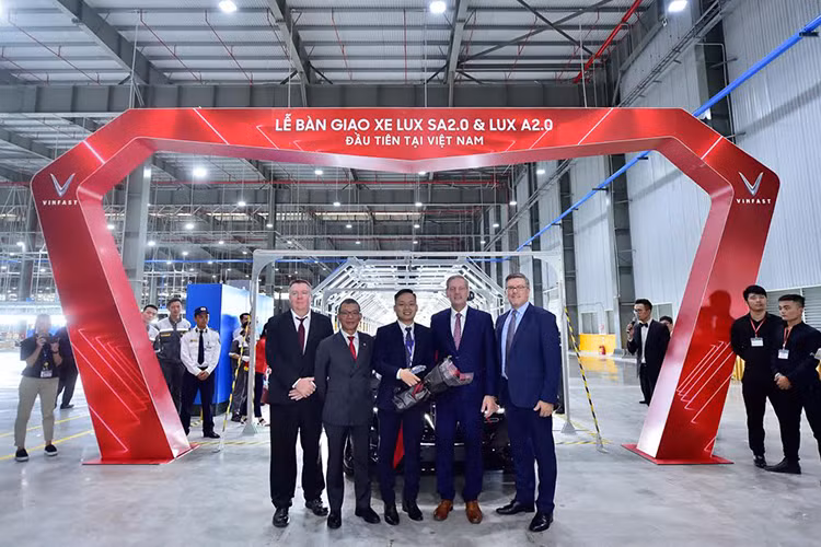 Sáng ngày 28/7, tại nhà máy sản xuất ôtô VinFast, khu công nghiệp Đình Vũ – Cát Hải (Hải Phòng) - hai "Ngôi sao mới" của ôtô thế giới 2018 - VinFast LUX SA 2.0 và LUX A2.0 đã chính thức được bàn giao cho khách hàng. Đây là 9 chiếc xe khởi đầu cho lô 200 xe sẽ được lần lượt bàn giao đợt 1, theo tiến độ cam kết của nhà sản xuất.
