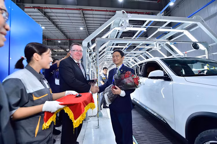 Mặc dù đã rất quen thuộc với chiếc xe được mình chọn và tin tưởng đặt mua từ khi mới "phôi thai" ở bản vẽ, đến khi ra mắt xe mẫu, nhưng tất cả khách hàng đều "ồ à" xúc động khi được "mục sở thị" bộ đôi xe Vinfast LUX SA 2.0 và LUX A2.0 bản thương mại vừa chính thức xuất xưởng.