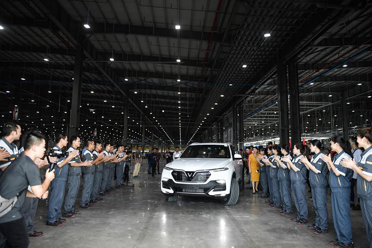 Bên cạnh đó, trước khi nhận xe Vinfast LUX mới, các khách hàng và người thân còn được chiêm ngưỡng tận mắt quy trình sản xuất hiện đại bậc nhất thế giới tại Nhà máy VinFast, nơi “khai sinh” ra những mẫu xe mà họ sắp sở hữu.