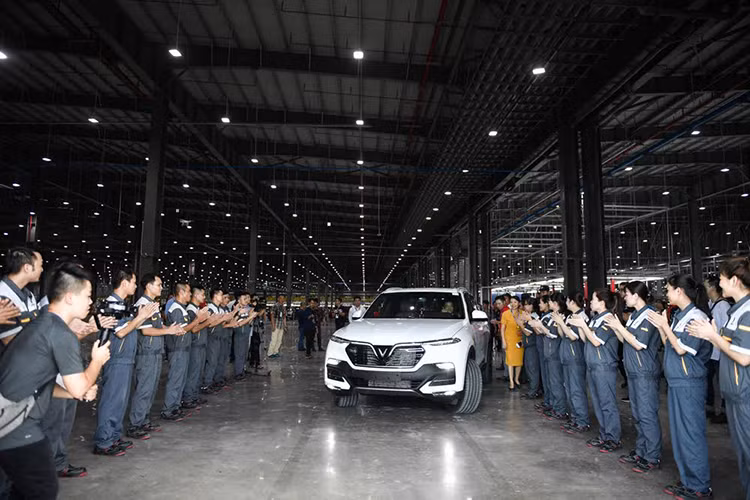 Bên cạnh đó, trước khi nhận xe Vinfast LUX mới, các khách hàng và người thân còn được chiêm ngưỡng tận mắt quy trình sản xuất hiện đại bậc nhất thế giới tại Nhà máy VinFast, nơi “khai sinh” ra những mẫu xe mà họ sắp sở hữu.